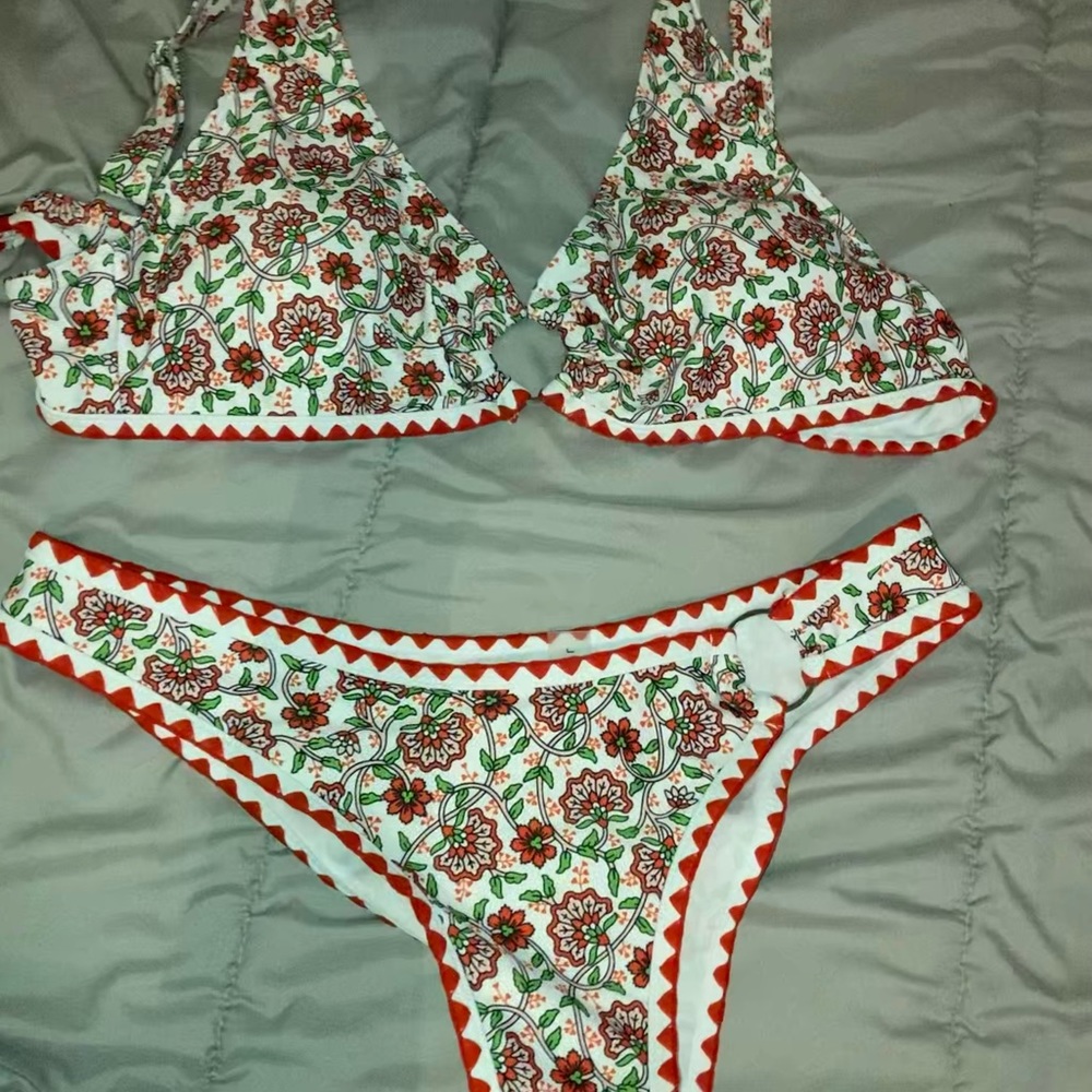 Bikini - Picture 2 of 2